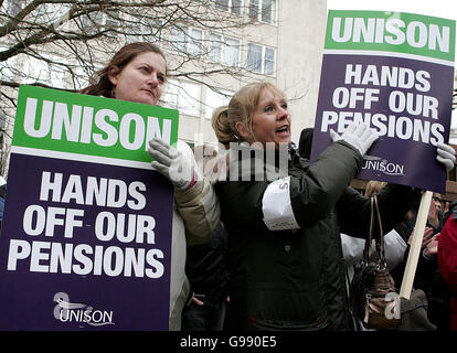 Des centaines de membres du conseil vont faire grève sur la place Derby à Liverpool, le mardi 28 mars 2006. Le Royaume-Uni sera aujourd'hui frappé par un départ de 1.5 millions de membres du conseil d'administration dans une rangée au sujet des retraites, le plus grand arrêt depuis la grève générale de 1926. Voir PA Story GRÈVE DE L'INDUSTRIE. APPUYEZ SUR ASSOCIATION PHOTO. Le crédit photo devrait se lire: Martin Rickett/PA Banque D'Images