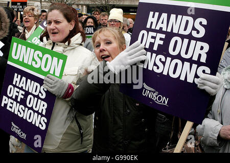 Des centaines de membres du conseil vont faire grève sur la place Derby à Liverpool, le mardi 28 mars 2006. Le Royaume-Uni sera aujourd'hui frappé par un départ de 1.5 millions de membres du conseil d'administration dans une rangée au sujet des retraites, le plus grand arrêt depuis la grève générale de 1926. Voir PA Story GRÈVE DE L'INDUSTRIE. APPUYEZ SUR ASSOCIATION PHOTO. Le crédit photo devrait se lire: Martin Rickett/PA Banque D'Images