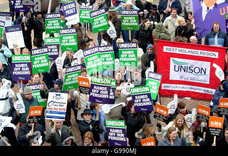 Le Conseil et les travailleurs du secteur public tiennent des pancartes pendant leur grève à Victoria Square, Birmingham, le mardi 28 mars 2006.Le Royaume-Uni a été frappé aujourd'hui par une sortie de 1.5 millions de membres du conseil d'administration dans une rangée au sujet des retraites, le plus grand arrêt depuis la grève générale de 1926.Voir PA Story GRÈVE DE L'INDUSTRIE.APPUYEZ SUR ASSOCIATION photo.Le crédit photo devrait se lire: David Jones/PA Banque D'Images