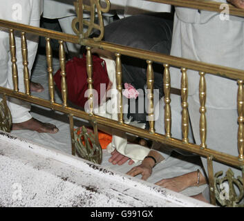 Le prince de Galles et sa femme, Camilla, duchesse de Cornouailles visitent le temple Anandpur Sahib Gurdwara au Punjab, dans le nord de l'Inde, le mardi 28 mars 2006. Voir PA Story ROYAL Charles. APPUYEZ SUR ASSOCIATION photo. Le crédit photo devrait se lire comme suit : Michael Dunlea/PA/Daily Mail/NPA Pool Banque D'Images