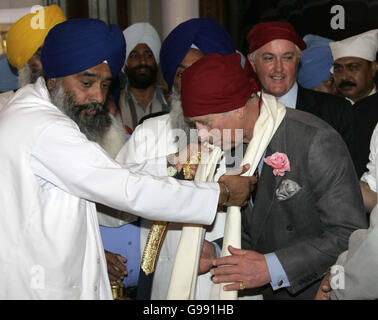 Le prince de Galles et sa femme, Camilla, duchesse de Cornouailles visitent le temple Anandpur Sahib Gurdwara au Punjab, dans le nord de l'Inde, le mardi 28 mars 2006. Voir PA Story ROYAL Charles. APPUYEZ SUR ASSOCIATION photo. Le crédit photo devrait se lire comme suit : Michael Dunlea/PA/Daily Mail/NPA Pool Banque D'Images