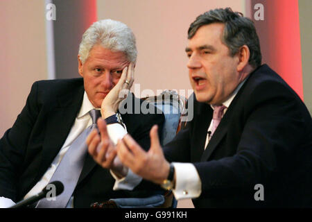 L'ancien président américain Bill Clinton, à gauche, écoute alors que le chancelier de l'Échiquier britannique Gordon Brown répond aux questions après leurs discours d'ouverture à la conférence du Smith Institute au Guildhall à Londres. Banque D'Images