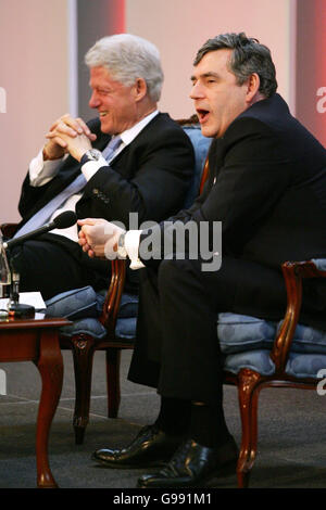 L'ancien président américain Bill Clinton, à gauche, réagit alors que le chancelier de l'Échiquier britannique Gordon Brown répond aux questions après leurs discours d'ouverture à la conférence du Smith Institute à Guildhall à Londres, le mardi 28 mars 2006. Voir PA Story POLITICS Clinton. APPUYEZ SUR ASSOCIATION photo. Le crédit photo devrait se lire comme suit : sang Tan/AP Pool/PA Banque D'Images