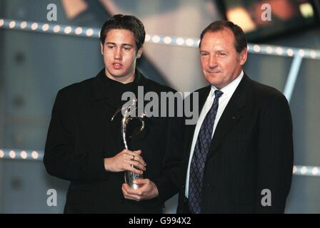 Un membre de l'équipe néo-zélandaise de moins de 17 ans recueille le Prix FIFA Fair Play au nom de la Nouvelle-Zélande communauté de football Banque D'Images