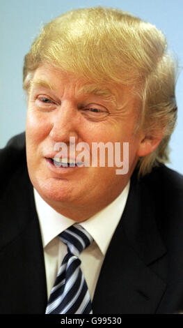 Le magnat DES affaires AMÉRICAIN Donald Trump s'adresse aux médias après son arrivée à l'aéroport d'Aberdeen, en Écosse. Banque D'Images