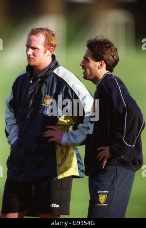 Soccer - FA Carling Premiership - Wimbledon Training. John Hartson (l) et Martin Andresen (r) de Wimbledon Banque D'Images