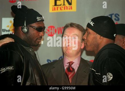 Boxe - Heavyweight Eliminator - Mike Tyson v Julius Francis - Conférence de presse de tête en tête.Frank Warren se situe entre Julius Francis (L) et Mike Tyson (R) lors de leur conférence de presse à Manchester Banque D'Images