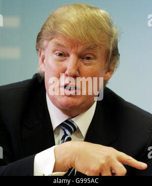 Donald Trump, magnat DES affaires AMÉRICAIN, parle aux médias après son arrivée à l'aéroport d'Aberdeen, en Écosse. Banque D'Images