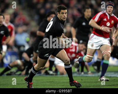 DaN carter en Nouvelle-Zélande en action pendant le match Nouvelle-Zélande contre les Lions britanniques et irlandais à Wellington.DaN carter en Nouvelle-Zélande en action lors du match Nouvelle-Zélande contre les Lions britanniques et irlandais à Wellington. Banque D'Images