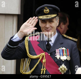 Le Chef d'état-major de l'aviation Sir Jock Stirrup quitte l'église St Clement Danes (RAF) dans le Strand après un service d'église auquel assistaient des anciens combattants et des officiers de la Royal Air Force Londres le dimanche 2 avril, 2006.l'église organise une cérémonie pour marquer le 90e anniversaire de la création de la Royal Air Force pendant la première Guerre mondiale. APPUYEZ SUR ASSOCIATION photo. Le crédit photo devrait se lire : Andrew Stuart/PA Banque D'Images