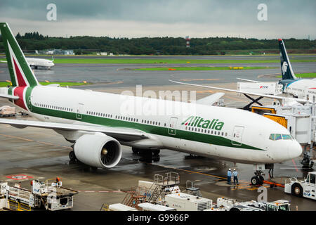 Boeing 777 Alitalia remorqué jusqu'à l'Aéroport International de Narita, Japon Banque D'Images