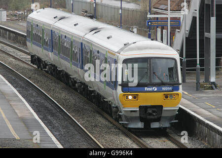 Le premier train Great Western de classe 165 sur la ligne à l'ouest de l'Angleterre passe par la gare d'Iver à Paddington. Banque D'Images