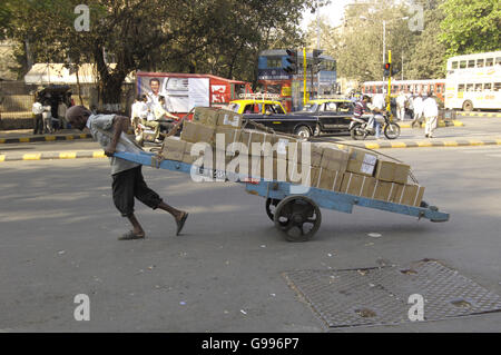 CRICKET Angleterre Tour de l'Inde 2006. Un marchand de marché tire un chariot à Mumbai Banque D'Images