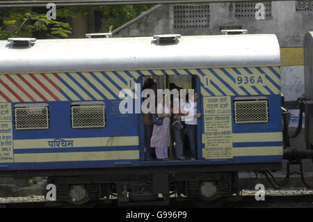 CRICKET Angleterre Tour de l'Inde 2006. Navetteurs en train à Mumbai Banque D'Images