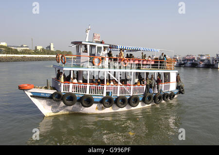 CRICKET Angleterre Tour de l'Inde 2006. Les gens du coin voyagent en bateau à Mumbai Banque D'Images