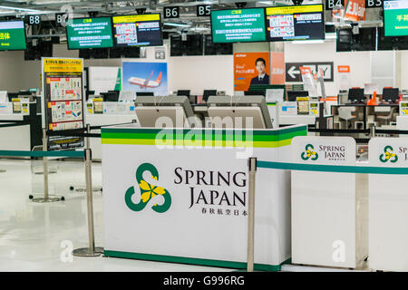 Printemps au comptoir de la compagnie aérienne à l'aéroport de Narita, Japon Banque D'Images