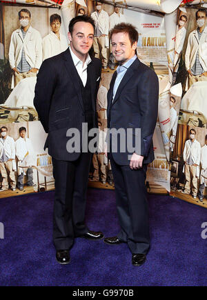 Présentateurs TV (l-r) Anthony McPartlin et Declan Donnelly à l'extérieur de Cineworld à Dublin pour le premier ministre irlandais de leur film Alien Autopsy, le mercredi 5 avril 2006 Banque D'Images