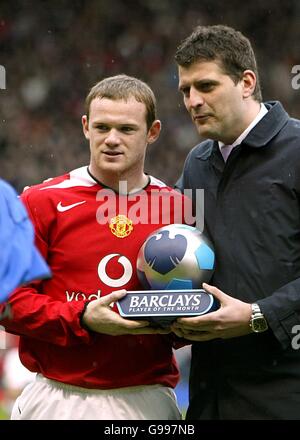 Soccer - FA Barclays Premiership - Manchester United / Arsenal - Old Trafford.Wayne Rooney (l) de Manchester United reçoit le prix du joueur du mois Banque D'Images