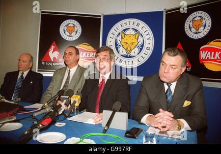 De gauche à droite : le « gang des quatre » Ray Parker, Barrie Pierpoint (chef de la direction) qui ne s'est pas présenté, Phil Smith et Gilbert Kinch annoncent leur démission du conseil d'administration de Leicester City Banque D'Images