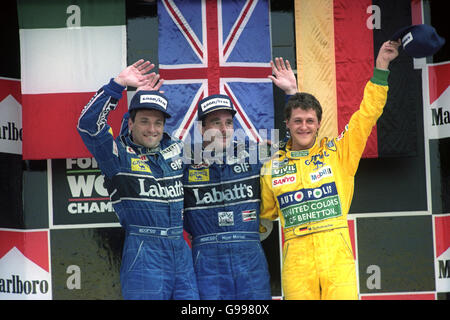 Riccardo Patrese, Nigel Mansell et Michael Schumacher sur le podium des gagnants après le Grand Prix mexicain sur le circuit Autodromo Hermanos Rodriguez au Mexique. Banque D'Images