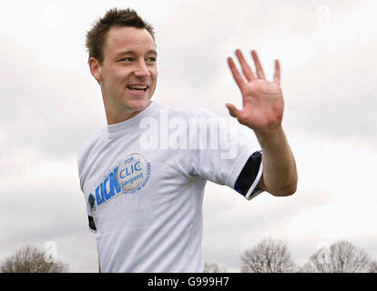 Chelsea et le footballeur d'Angleterre John Terry, au terrain d'entraînement du club de football de Chelsea, Cobham, Surrey. APPUYEZ SUR ASSOCIATION photo. Date de la photo: Jeudi 13 avril 2006.les footballeurs de Chelsea lanceront la campagne de collecte de fonds de football AMEX « Kick for clic Sargent », destinée aux enfants. APPUYEZ SUR ASSOCIATION photo. Le crédit photo devrait se lire comme suit : Edmond Terakopian/PA Banque D'Images