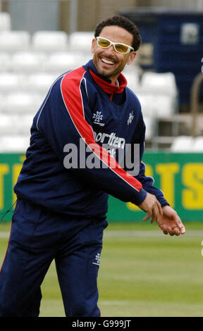 Paul Weekes, le joueur de mouchex de Middlesex, en action contre Essex lors d'un premier match amical XI au terrain du comté de Ford, Chelmsford, Essex. Banque D'Images