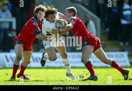 Martin Gleeson de Warrington Wolves est abordé par Salford City Reds Simon Finningan et Luke Robinson Banque D'Images