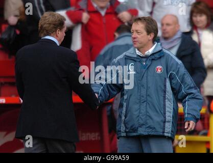 Le Manager de Charlton Athletic, Alan Curbishley, se met entre les mains du Manager de Portsmouth Harry Redknapp à la fin du match Banque D'Images