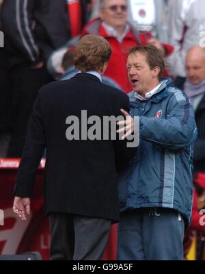 Le Manager de Charlton Athletic, Alan Curbishley, se met entre les mains du Manager de Portsmouth Harry Redknapp à la fin du match Banque D'Images