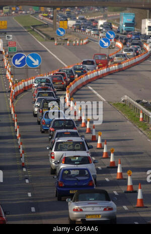 La circulation dense en direction du nord passe devant les travaux de la route sur l'autoroute M5 près de la jonction 20 à Clevedon, Somerset.Les entreprises automobiles faisaient état aujourd'hui d'un trafic important, car les vacanciers ont pu s'attendre à des températures douces pour se rendre sur la côte. Banque D'Images