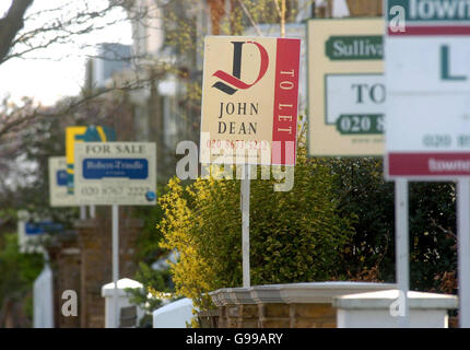 En vue de la vente et de laisser les panneaux sont nombreux le long de Wandle Road, Wandsworth Common, dans le sud-ouest de Londres, le mardi 18 avril, 2006. Après une paisible fin de l'année dernière combinée avec un calme au départ à l'année civile, les agents immobiliers sont de nouveau signalé une reprise dans le marché du logement. Watch pour PA histoire. Banque D'Images