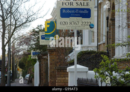 En vue de la vente et de laisser les panneaux sont nombreux le long de Wandle Road, Wandsworth Common, dans le sud-ouest de Londres, le mardi 18 avril, 2006. Après une paisible fin de l'année dernière combinée avec un calme au départ à l'année civile, les agents immobiliers sont de nouveau signalé une reprise dans le marché du logement. Watch pour PA histoire. Banque D'Images