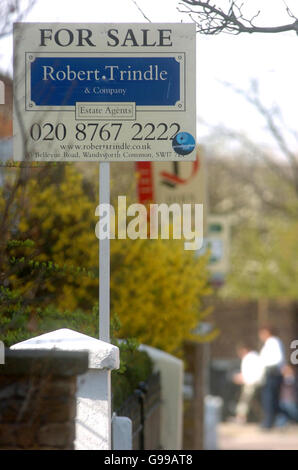 5ème et dernière photo. En vue de la vente et de laisser les panneaux sont nombreux le long de Wandle Road, Wandsworth Common, dans le sud-ouest de Londres, le mardi 18 avril, 2006. Après une paisible fin de l'année dernière combinée avec un calme au départ à l'année civile, les agents immobiliers sont de nouveau signalé une reprise dans le marché du logement. Watch pour PA histoire. Banque D'Images