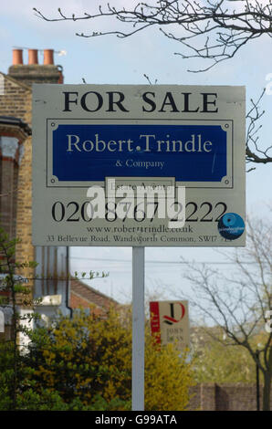 En vue de la vente et de laisser les panneaux sont nombreux le long de Wandle Road, Wandsworth Common, dans le sud-ouest de Londres, le mardi 18 avril, 2006. Après une paisible fin de l'année dernière combinée avec un calme au départ à l'année civile, les agents immobiliers sont de nouveau signalé une reprise dans le marché du logement. Watch pour PA histoire. Banque D'Images