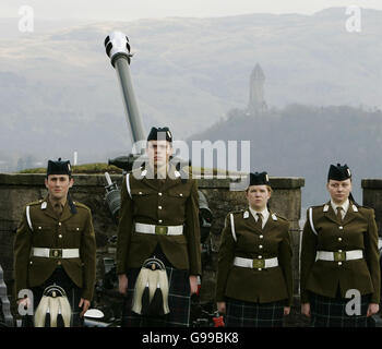 Les artilleurs de la Strathclyde Glasgow et universités Officers Training Corps après avoir tiré une salve de vingt-et-un au château de Stirling avec le Monument William Wallace dans l'arrière-plan pour célébrer le 80e anniversaire de la Reine. Vendredi 21 Avril 2006 Banque D'Images