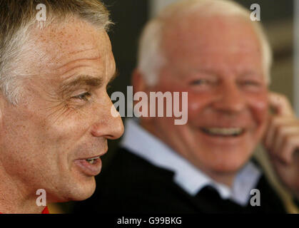 Wigan Warriors a récemment nommé l'entraîneur-chef Brian Noble avec le propriétaire Dave Whelan lors d'une conférence de presse sur le terrain d'entraînement, Edge Hall Road, Orrell. Banque D'Images