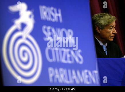 Le ministre irlandais des Affaires sociales, Seamus Brennan, écoute les délagats lors de l'assemblée générale annuelle du Parlement irlandais des personnes âgées, qui s'est tenue à Dublin I.T. Banque D'Images