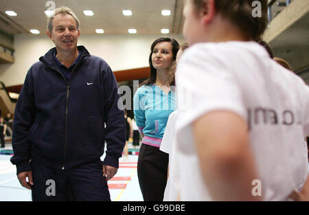 Le Premier ministre britannique Tony Blair et la ministre de la Santé publique Caroline Flint (au centre) discutent avec les enfants participant au programme y-Active pour les enfants au YMCA central du centre de Londres, Où M. Blair a lancé une nouvelle initiative gouvernementale visant à encourager les gens à changer légèrement leur mode de vie pour améliorer leur santé. Banque D'Images