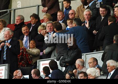 Soccer - FA Barclays Premiership - Wigan Athletic v Portsmouth - The JJB Stadium.Le président de Portsmouth, Milan Mandaric, célèbre la survie des Premiership Banque D'Images