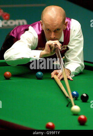 Peter Ebdon, en Angleterre, en action contre Graeme Dott, en Écosse, lors de la finale des championnats du monde de snooker au Crucible Theatre, à Sheffield. Banque D'Images