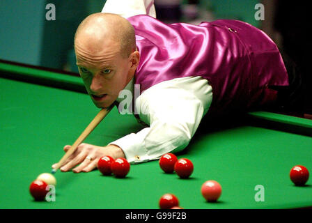 Peter Ebdon, en Angleterre, en action contre Graeme Dott, en Écosse, lors de la finale des championnats du monde de snooker au Crucible Theatre, à Sheffield. Banque D'Images