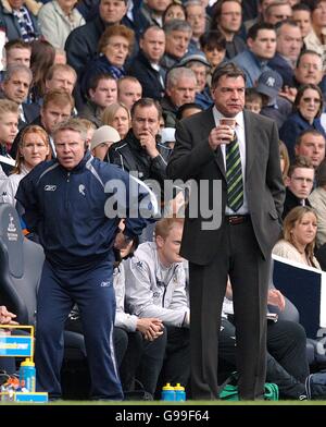 (R-L) Sam Allardyce, le gérant de Bolton Wanderers, et Sammy Lee, l'entraîneur Banque D'Images