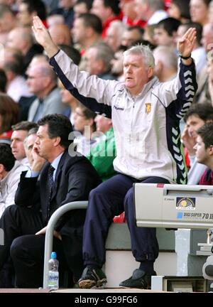 Football - FA Barclays Premiership - Liverpool / Aston Villa - Anfield. Aston Villa entraîneur Roy Aitken Banque D'Images