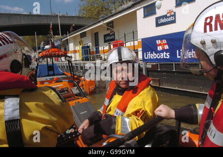 John Donaghy (au centre), de Hackney, et Bill Callaghan (à droite), de Manchester, rejoignent le timonier RNLI Eamonn French (à gauche), de Sheerness, dans le Kent, à la station de sauvetage pour bateaux la plus récente de RNLI, située à Lifeboat Pier, sur l'embarcadère Victoria, dans le centre de Londres. Qui doit être ouvert par Sir Kevin Tebbit le lundi 8 mai à 14h30. Banque D'Images