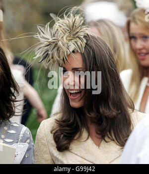 Kate Middleton, petite amie du Prince William, quitte l'église St Cyriac, Lacock, Wiltshire, après le mariage de Laura Parker Bowles et Harry Lopes. Banque D'Images