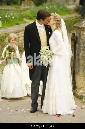 Laura Parker Bowles et Harry Lopes quittent l'église St Cyriac à Lacock, dans le Wiltshire, après leur mariage. Banque D'Images