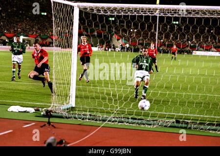 Roy Keane de Manchester United (à gauche) se détourne après avoir obtenu le score but gagnant Banque D'Images