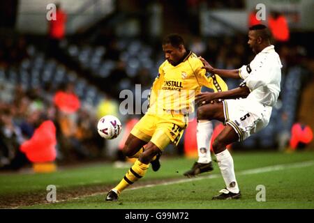 Football - AXA FA Cup - troisième tour - Leeds United contre Port Vale.Tony Rougier de Port Vale (à gauche) protège la balle de Lucas Radebe (à droite) de Leeds United Banque D'Images