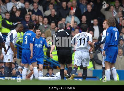 Le Nuno Maniche de Chelsea (en face) est envoyé par l'arbitre Chris Foy après une faute sur le Lionel Scaloni de West Ham United (masse) Banque D'Images