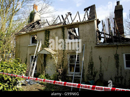 La scène après un feu de maison dans le village de Chislet, près de Herne Bay, dans le Kent, où un garçon de huit ans est décédé et sa sœur de trois ans est « non comptabilisée ». Banque D'Images